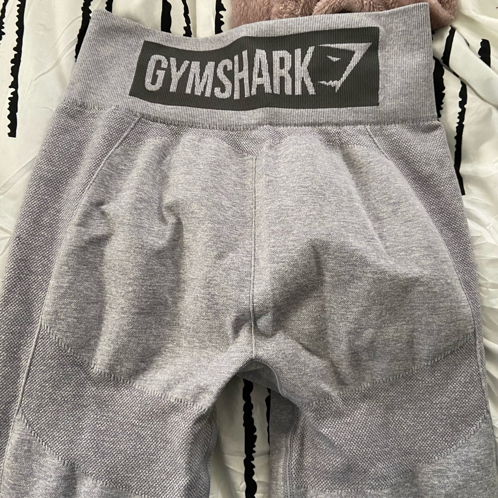 Gym shark leggings